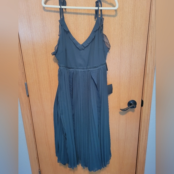 Lulus Forest Green pleated Dress - Picture 1 of 5